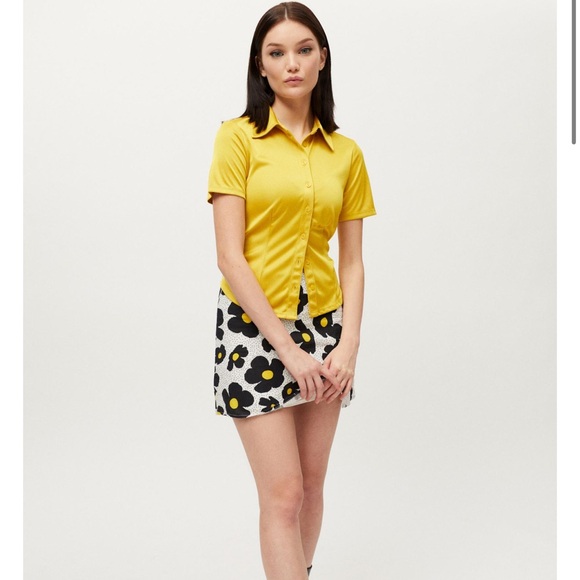 Cute Urban Outfitters mini floral skirt with slit - Picture 3 of 10